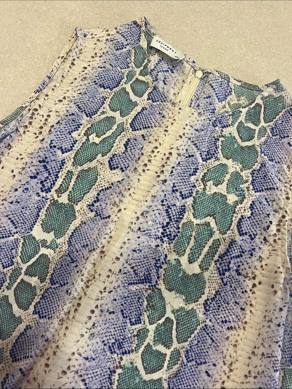 Equipment sleeve less 100% silk print top